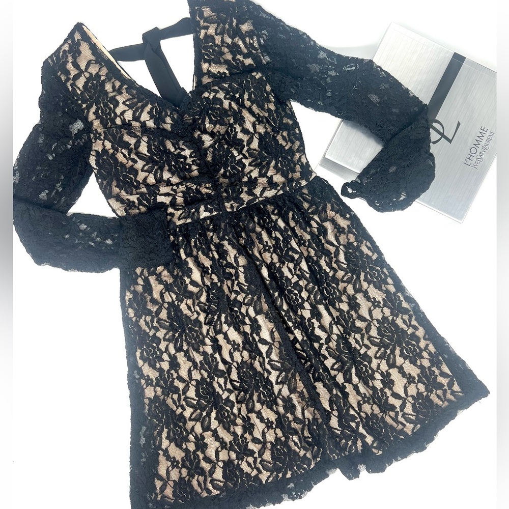 A Fine Black Lace Sheath Dress! Black lining creates a chic.